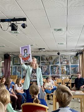 Sonja Kaiblinger stellt Charaktere aus Scary Harry vor.