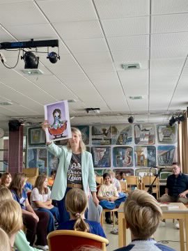 Sonja Kaiblinger stellt Charaktere aus Scary Harry vor.