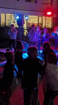 Schülerinnen und Schüler feiern bis tief in die Nacht.