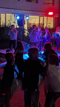Schülerinnen und Schüler feiern bis tief in die Nacht.