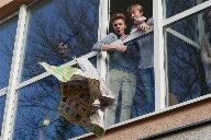 Wer schafft es, ein Hühner-Ei aus einem Fenster des zweiten Stocks zu werfen, ohne dass es zerbricht?