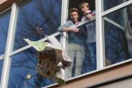 Wer schafft es, ein Hühner-Ei aus einem Fenster des zweiten Stocks zu werfen, ohne dass es zerbricht?