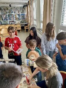 Begeisterte Schülerinnen und Schüler auf Autogrammjagd