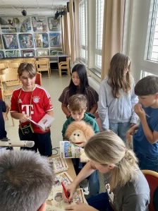 Begeisterte Schülerinnen und Schüler auf Autogrammjagd