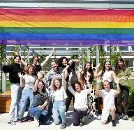 Regenbogenfahne zum Auftakt des Pride-Month gehisst