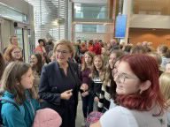 Schulchor bei der Landeshauptfrau