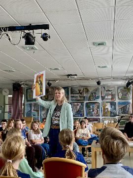 Sonja Kaiblinger stellt Charaktere aus Scary Harry vor.