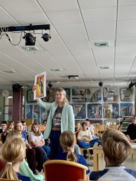 Sonja Kaiblinger stellt Charaktere aus Scary Harry vor.